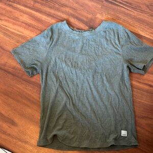 Vuori pose tee in laurel green